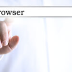 Person using a distraction-free browser on a clean desktop